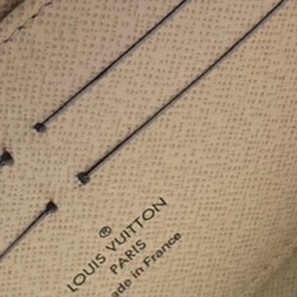 Louis Vuitton Axur zippy wallet luxury item - Picture 6 of 10